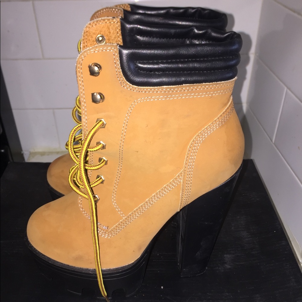 Tan platform ankle bootie👢